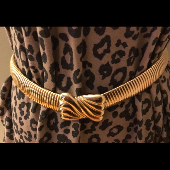 80s gold slinky stretch belt. Hook closure Carrie Bradshaw vibes. - Picture 7 of 7